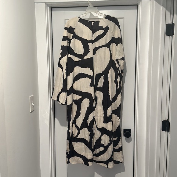 Bold and flattering dress - Picture 3 of 4